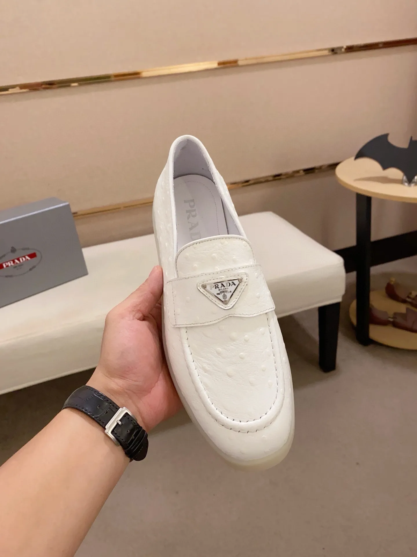 Men's shoes 💰 580💰 ✔️✔️✔️High-quality new PRADA counters are launched at the same time. The new men's shoes and 😘fabrics are selected from high-silk bald cowhide and are made by pure handicrafts. Lining: Full cowhide lining. 👍🏿 High-end ☄️ air-cushion molded anti-slip rubber outsole, exquisite lines, simple and elegant, comfortable and high-end for leisure travel. Code number: 38 to 44 (45 can be customized)